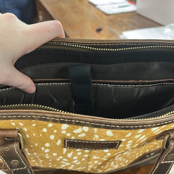 Tan and White Deer Print Tote - Sixtease - Picture 6 of 8